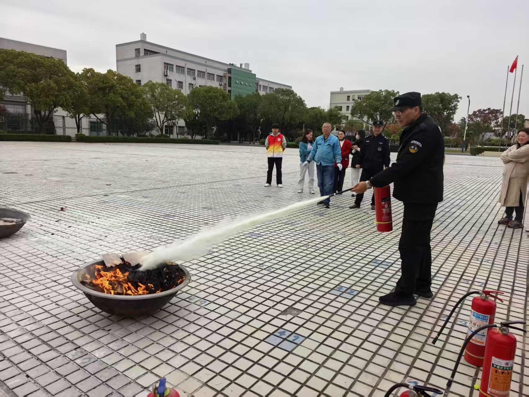 消防演练零距离，安全防线共筑起——我校开展“119”消防日主题演练