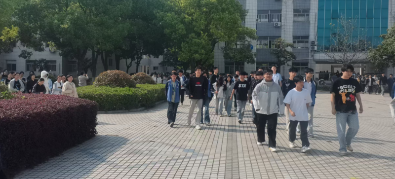 以练为战 筑牢防线 ——金坛中专开展防台风应急疏散演练活动