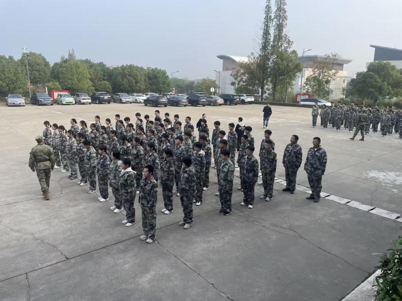 戎装展新姿，淬炼正当时 ——金坛中专2025级新生军训顺利开营