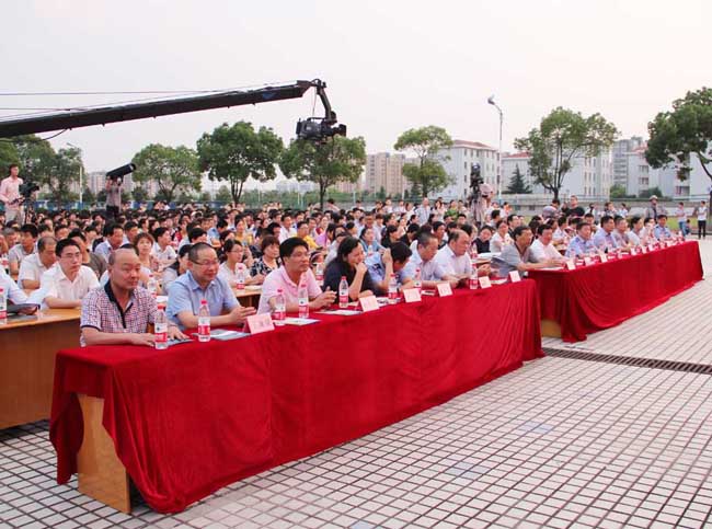 我校举行“红五月”系列活动汇报演出