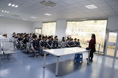 走进企业参观学习  增强学生专业认知能力