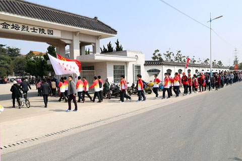 我校开展“祭扫烈士陵园践行英雄精神”的扫墓活动