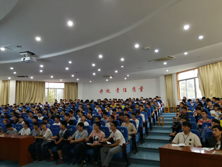 机电部举行新生入学教育专题讲座