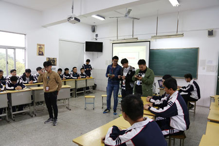 我校机电部14222班举行了“小手机•大问题”主题班会活动