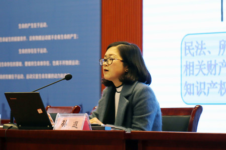 法制教育进校园，关爱女生在行动