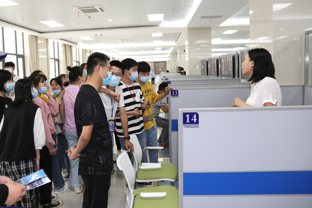 我校组织2021年毕业班学生参加区专场招聘会