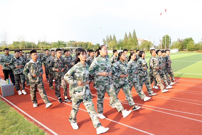 军训第五天：12公里拉练，坚持下来其实不远！