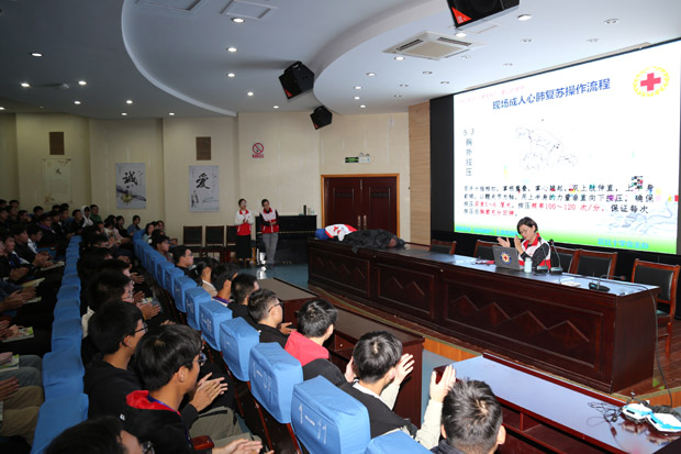 应急救护培训走进校园 提升学生自救互救能力 ——金坛区红十字会联合我校开展了应急救护公益培训活动