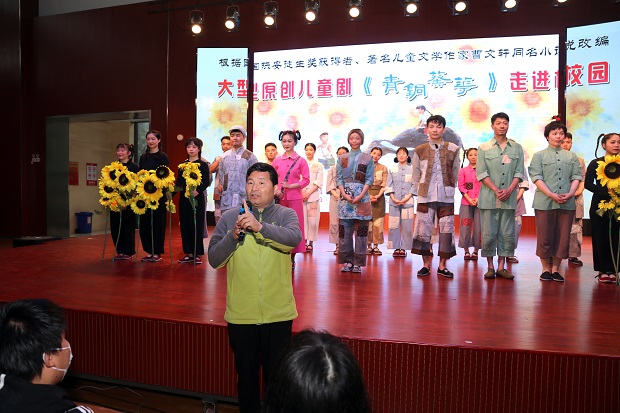 赏苦难之花 结幸福之果 ——儿童剧《青铜葵花》校园巡演活动走进我校