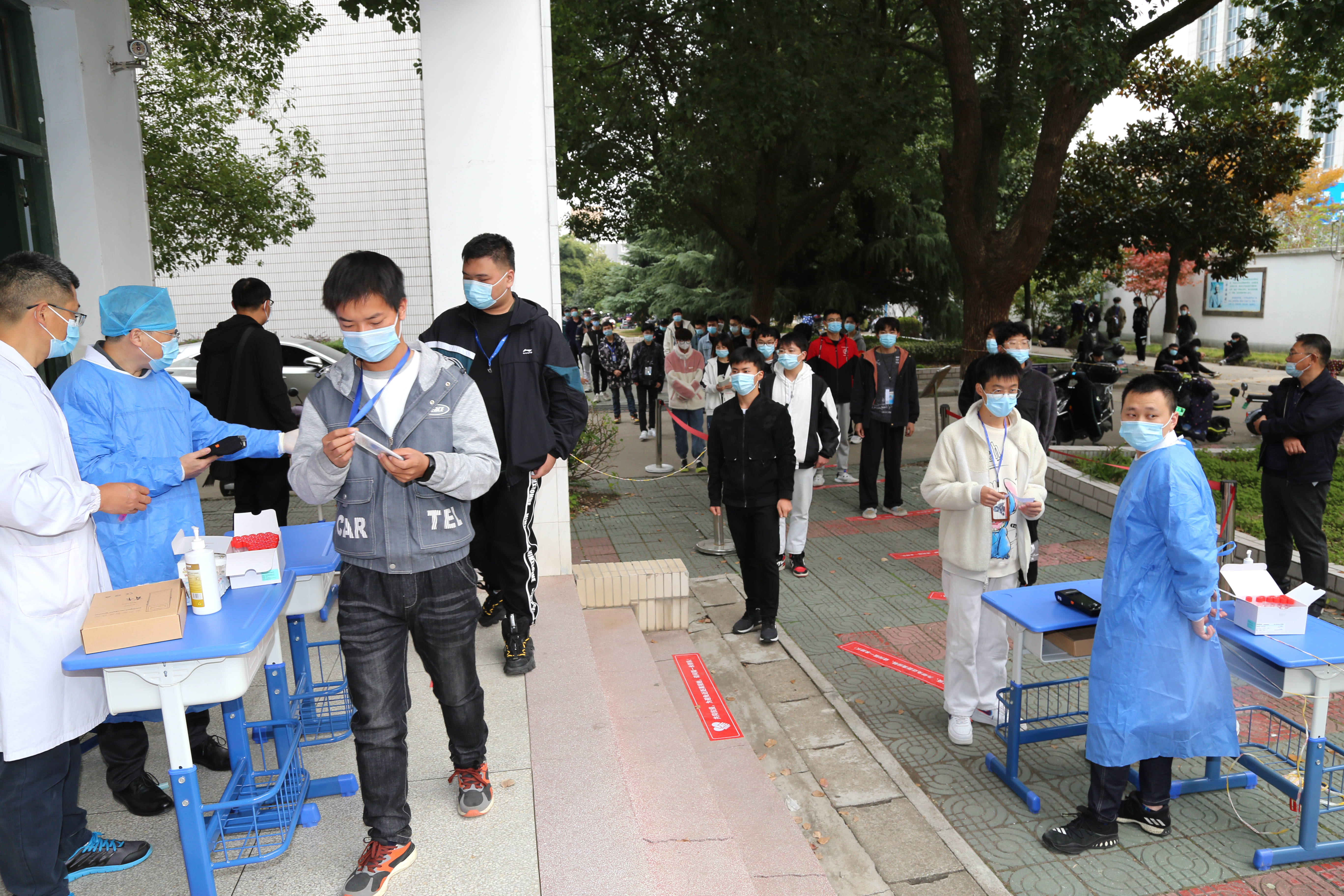 核酸检测入校园 筑牢校园安全墙 ——我校组织全体师生开展核酸检测工作