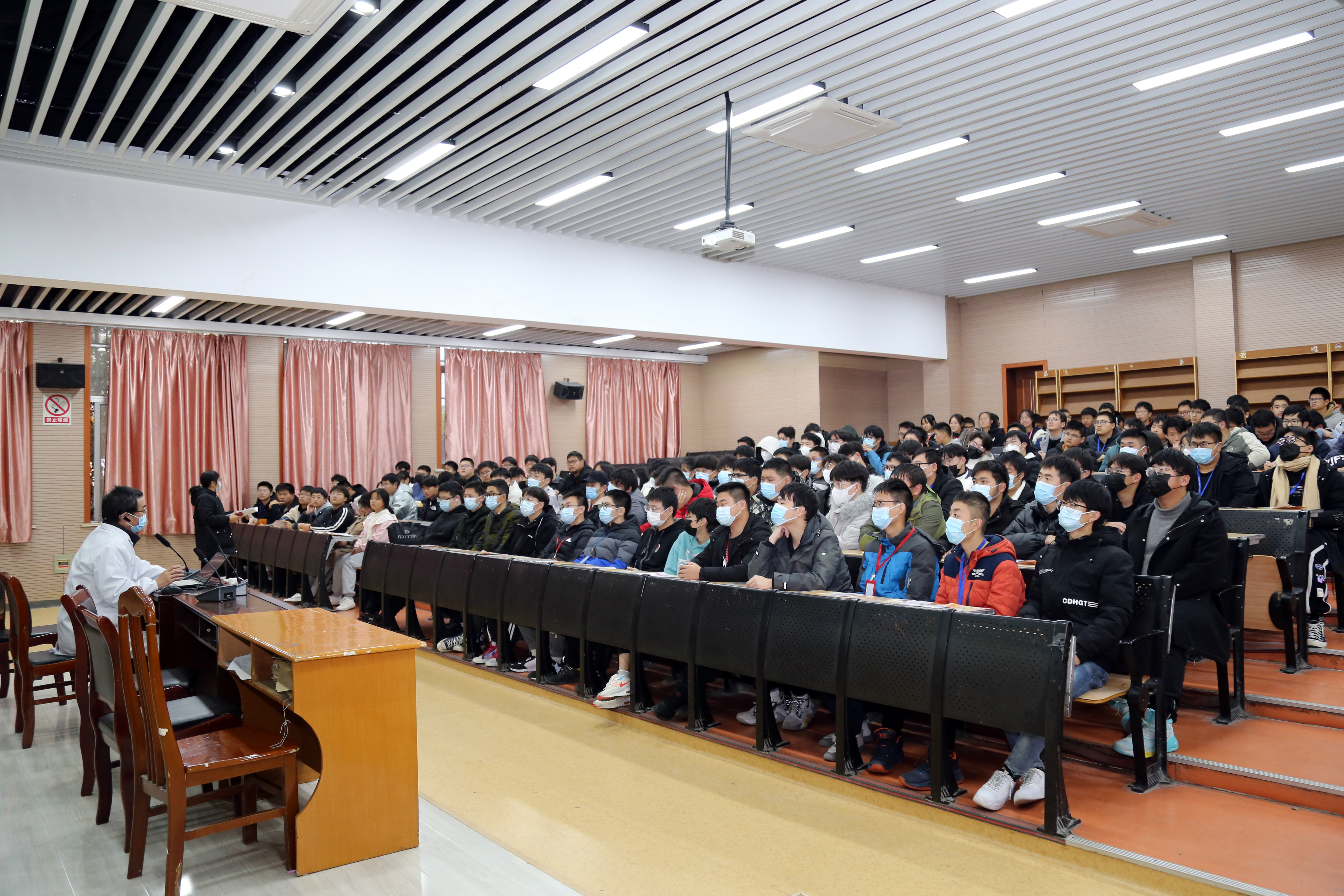 生命至上  终结艾滋   健康平等 ——我校开展艾滋病防治知识专题讲座