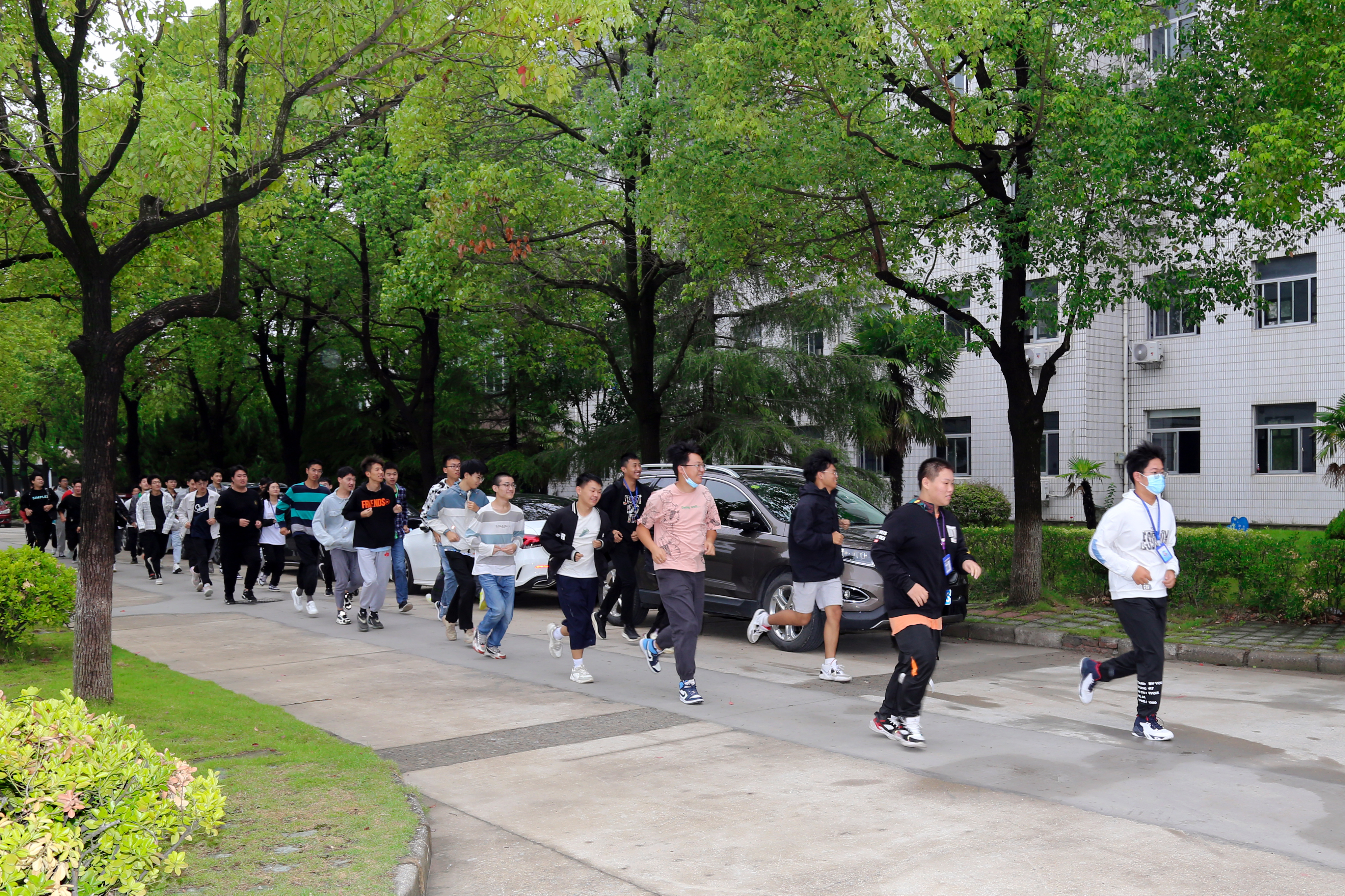 勿忘国耻  居安思危 ——我校成功举行防空防灾应急疏散演练活动