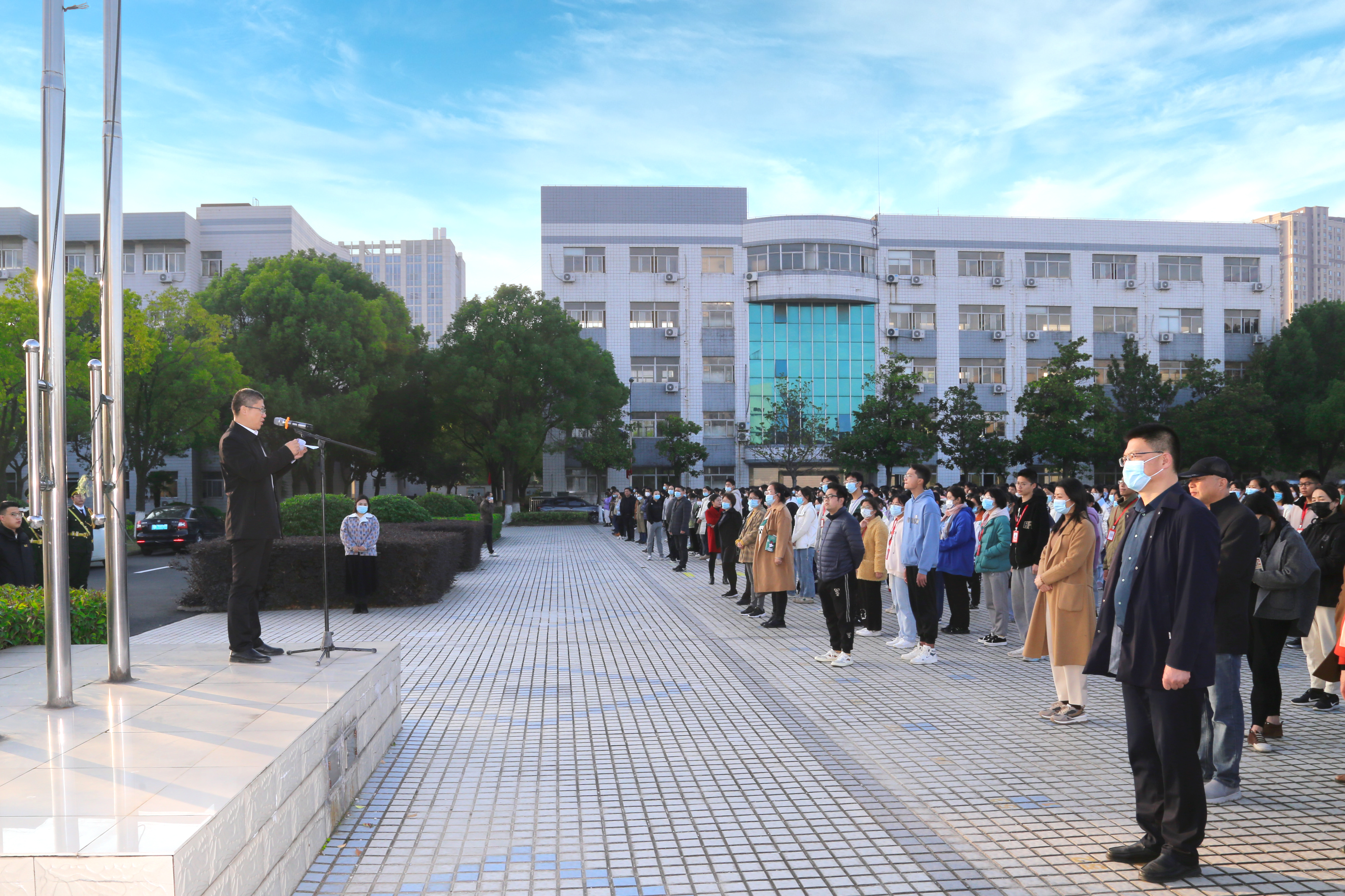 强化安全纪律意识 构建和谐文明校园 ——我校举行法治主题升旗仪式