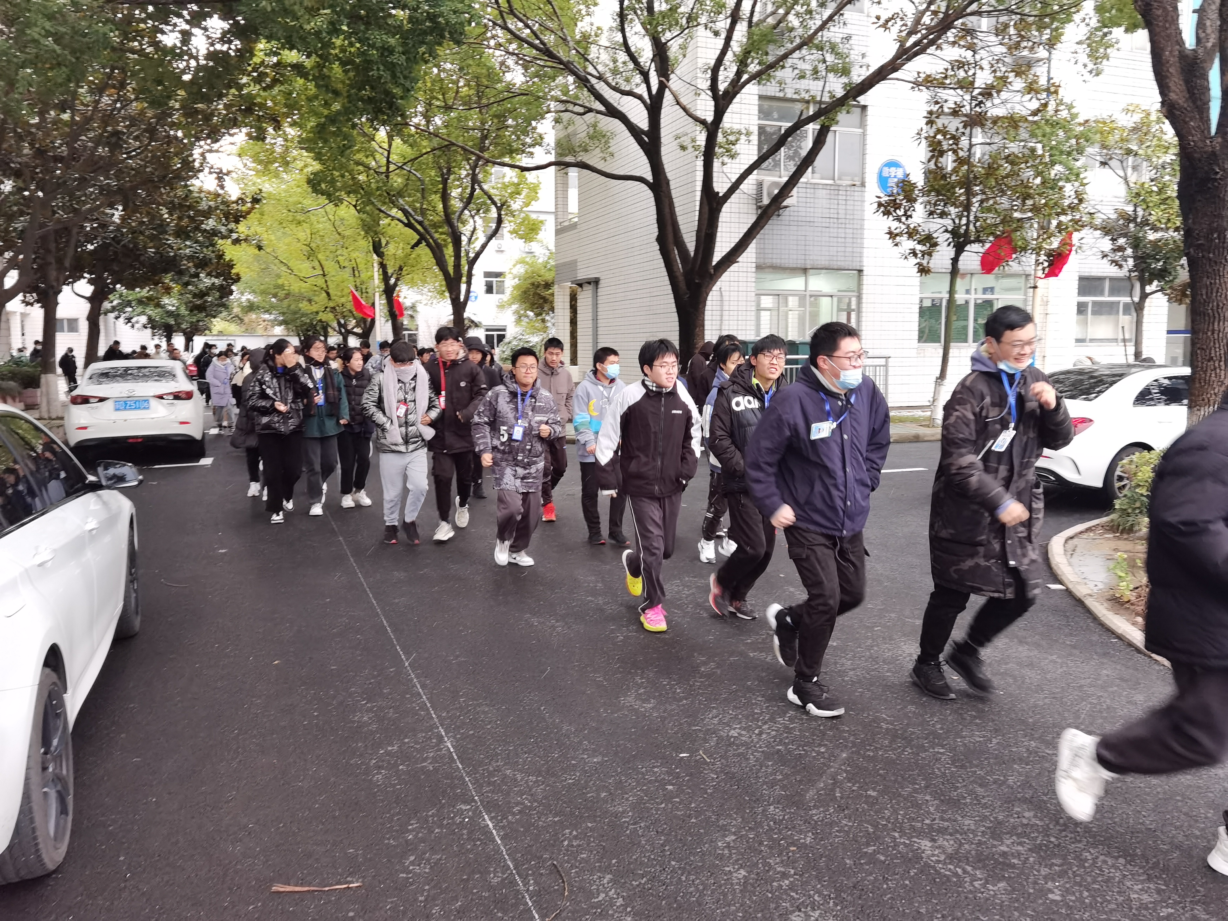 筑牢生命防线  创建平安校园 ——我校举行11月份应急疏散演练活动