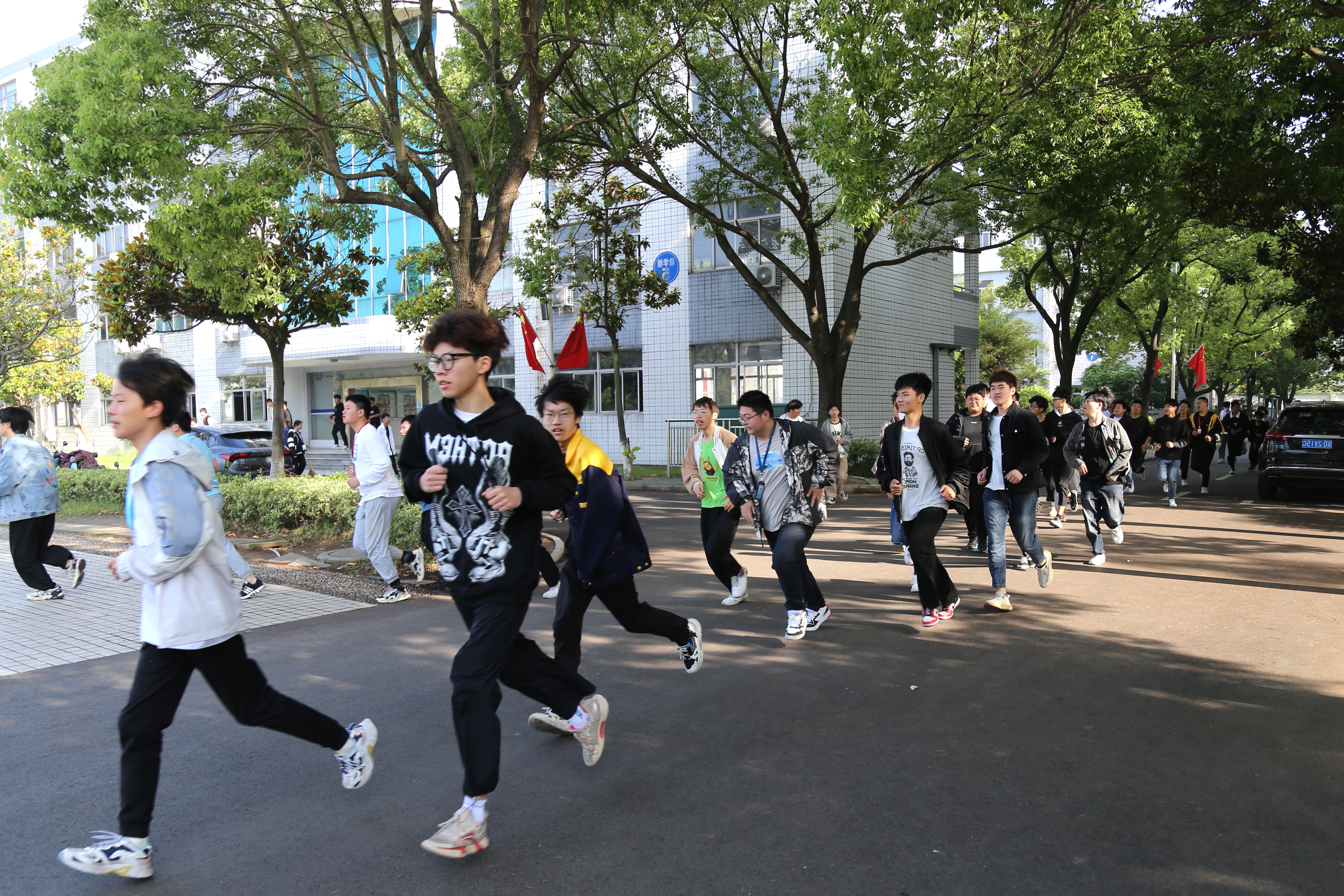 校园安全无小事，树立心中“防火墙” ——我校开展2023年春学期5月份消防应急疏散演练活动