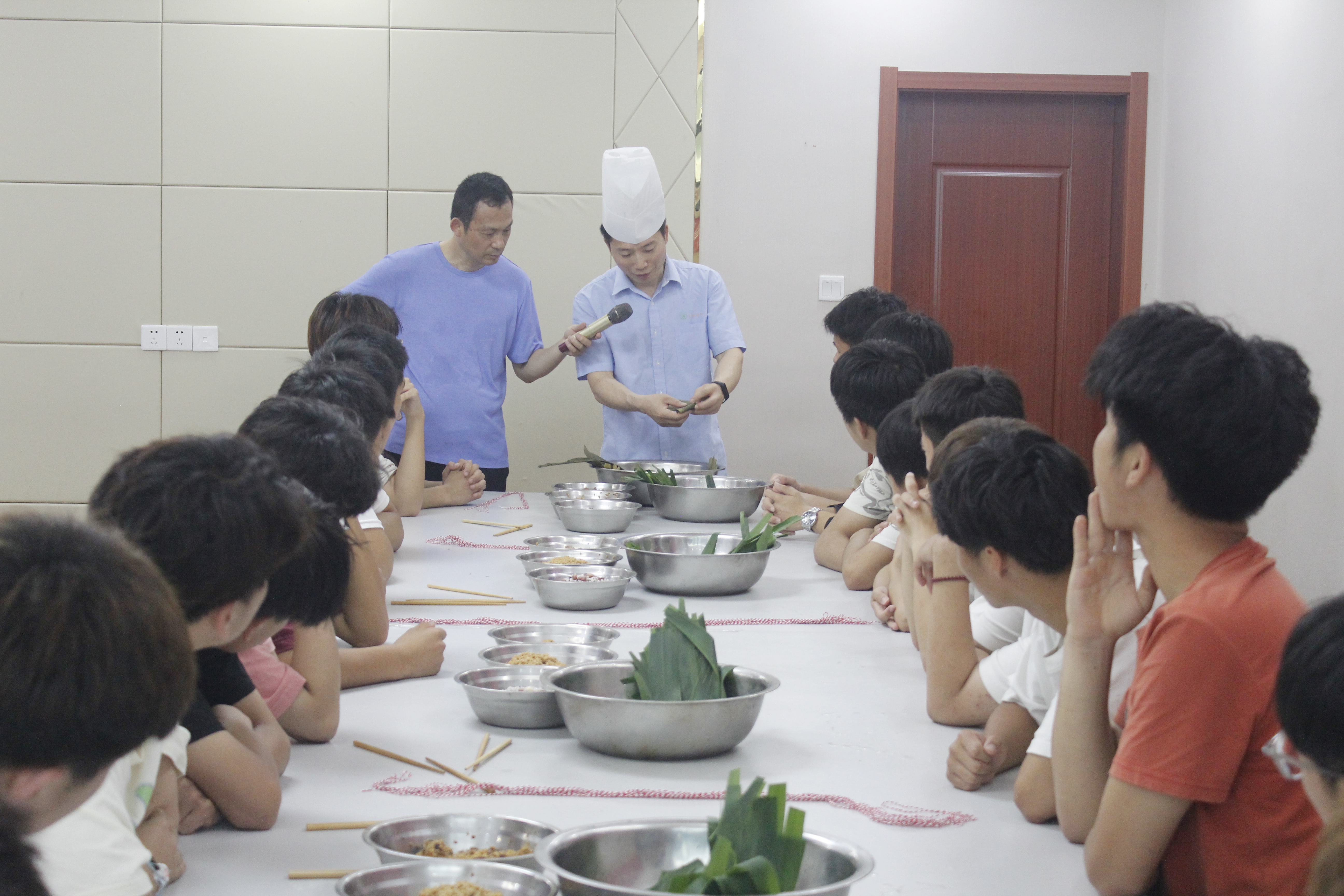 青春作伴“粽”是情——我校组织留校学生开展包粽子活动