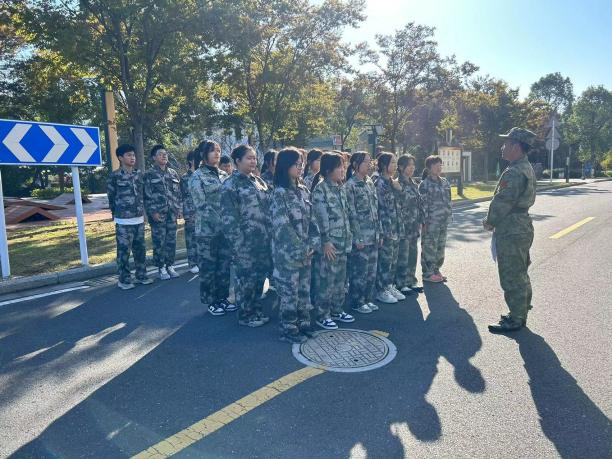 英姿飒爽，踏破日月雾霭惊雷